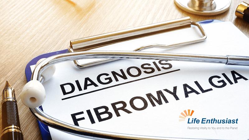 Diagnosis of fibromyalgia on a clipboard with a stethoscope, highlighting chronic pain and lifestyle.