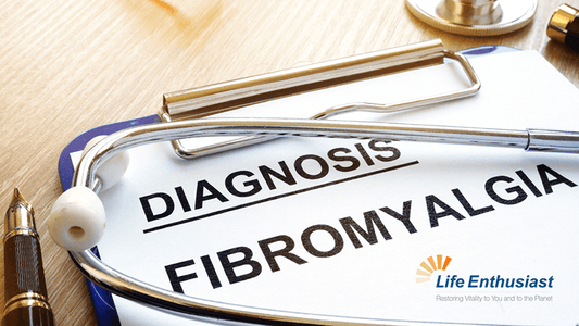Diagnosis of fibromyalgia on a clipboard with a stethoscope, highlighting chronic pain and lifestyle.